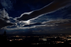 Wolkenhimmel bei Mondschein